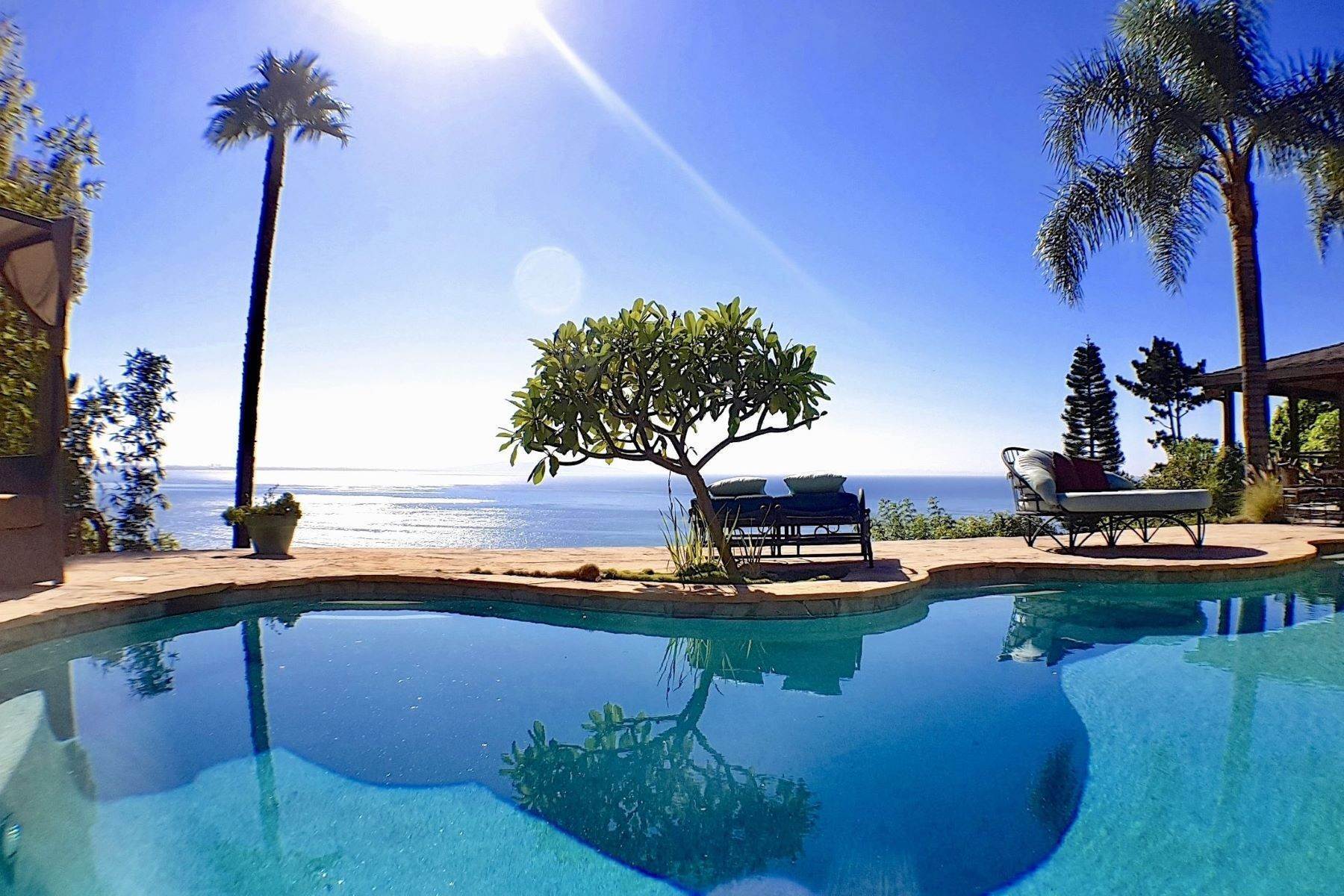 Single Family Homes 为 销售 在 Balinese-Style Malibu Villa 20404 Little Rock Way 马里布, 加利福尼亚州 90265 美国