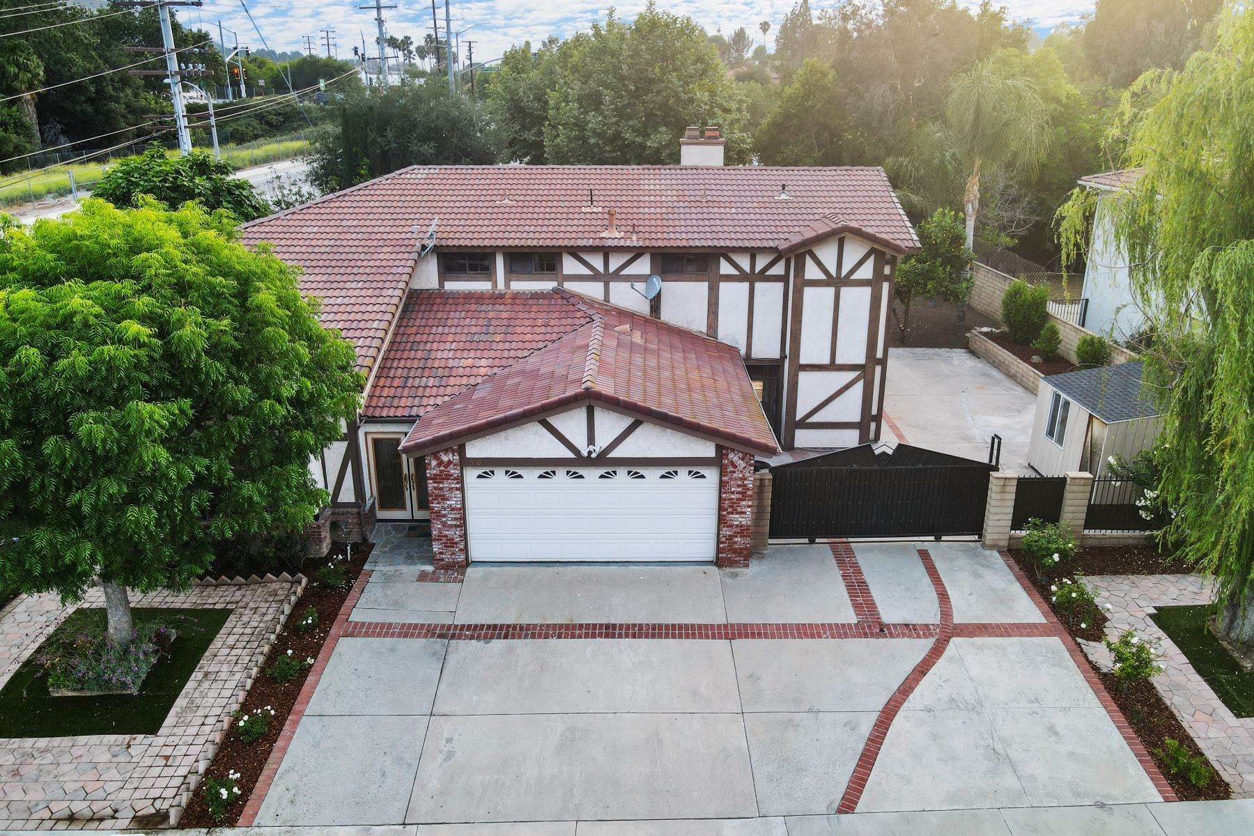 Single Family Homes 为 销售 在 5305 Alfonso Drive 阿古拉山, 加利福尼亚州 91301 美国