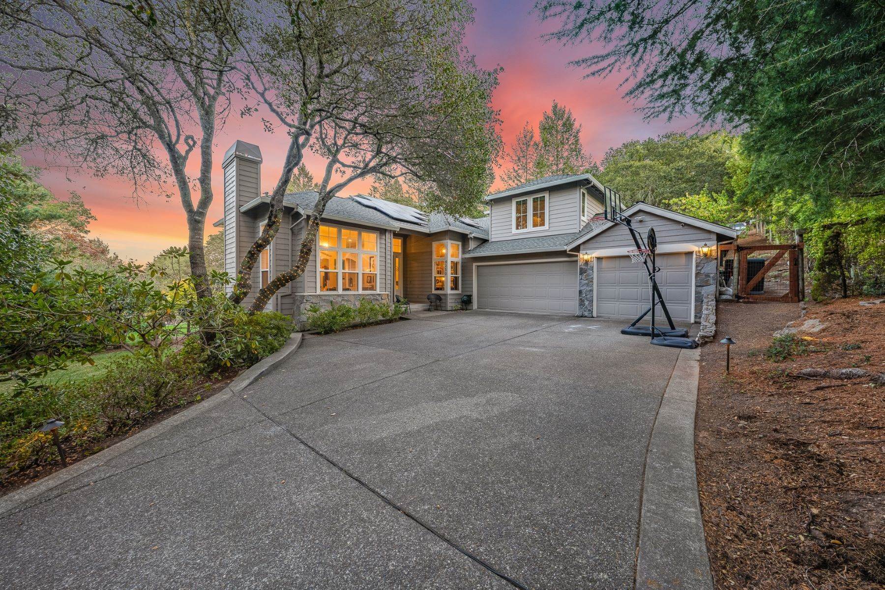 Single Family Homes 为 销售 在 4250 Pine Ridge Drive 圣罗莎, 加利福尼亚州 95409 美国