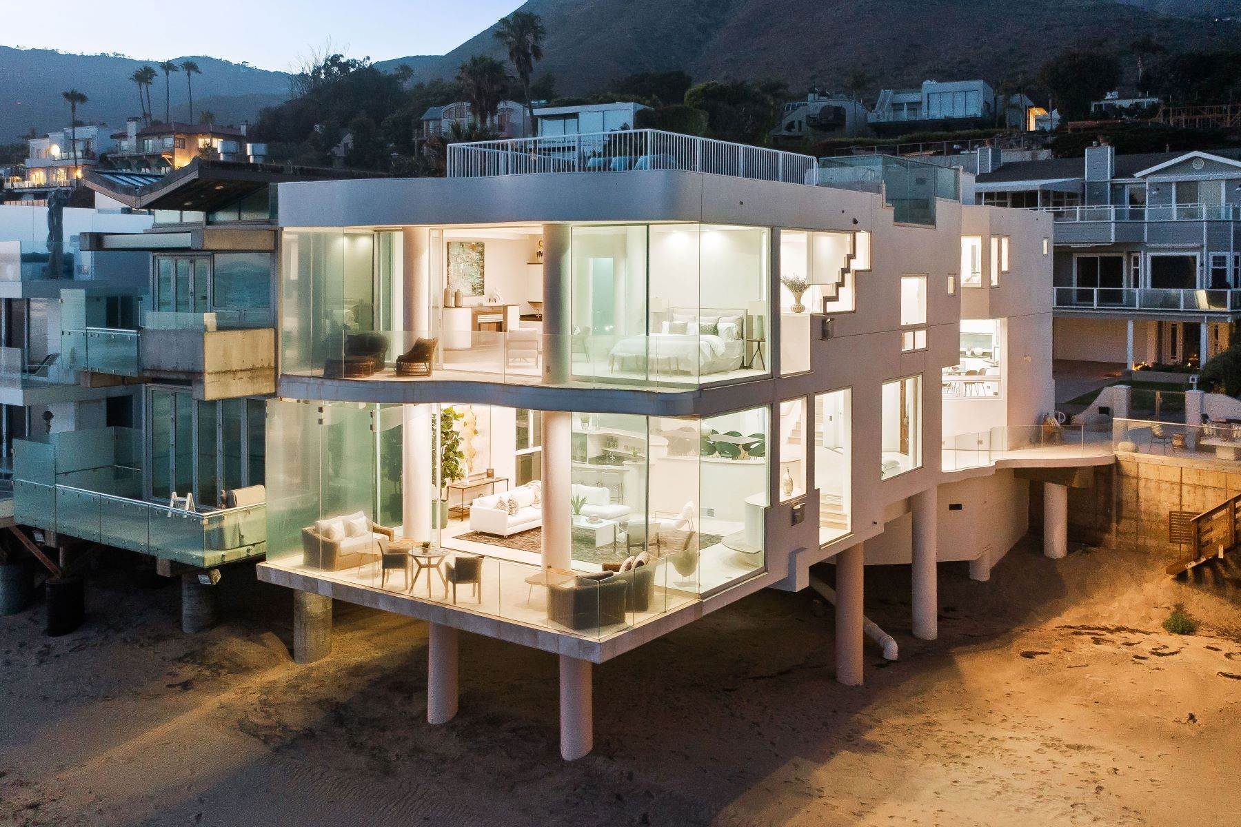 Single Family Homes 为 销售 在 Malibu Beach Modern 31630 Sea Level Drive 马里布, 加利福尼亚州 90265 美国