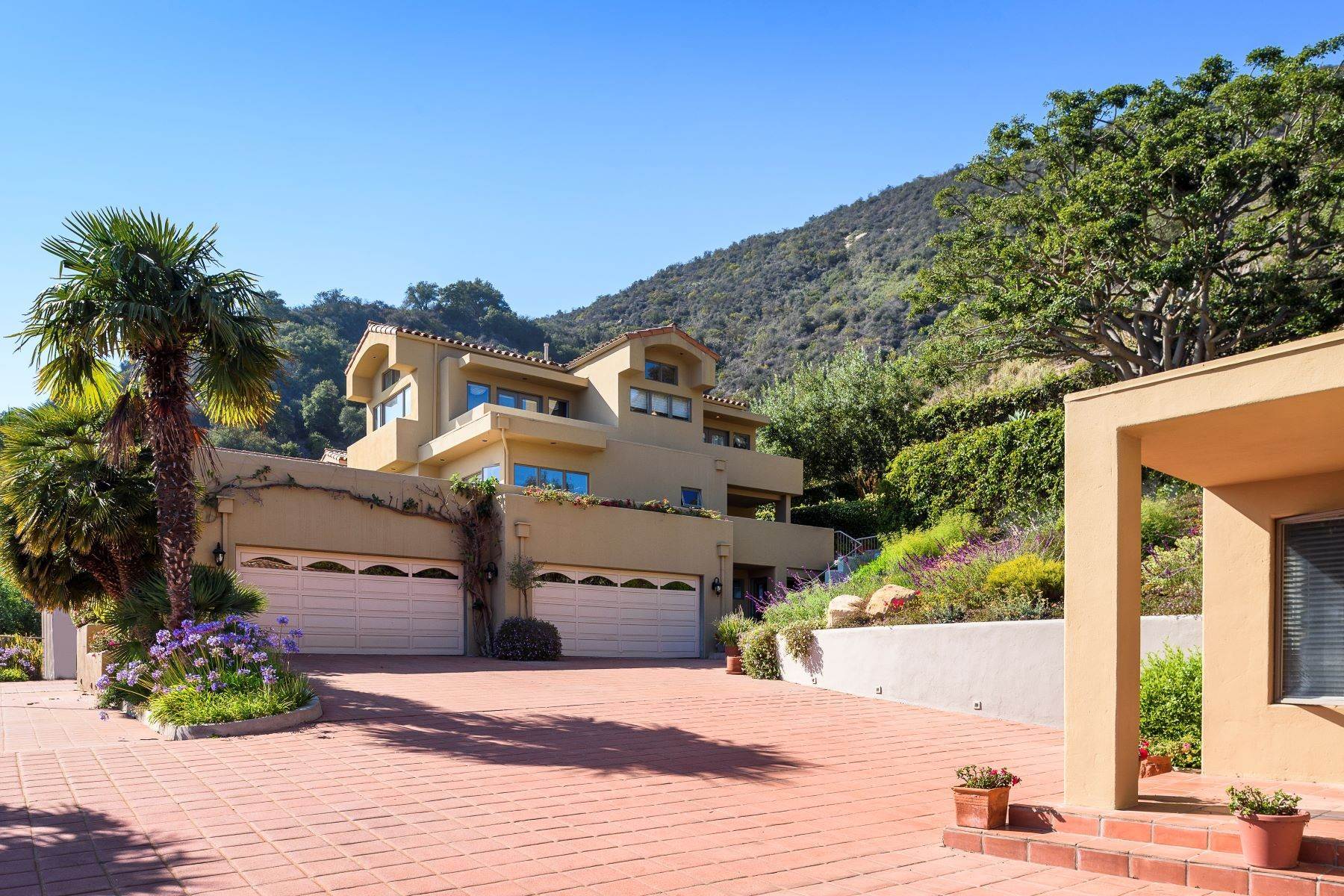39. Single Family Homes for Sale at Secluded Hilltop Ocean View Oasis 1984 Arriba Street Carpinteria, California 93013 United States