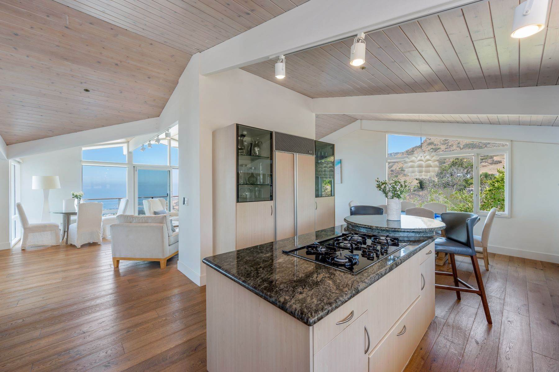 23. Single Family Homes for Sale at Stunning Ocean View Home 21825 Castlewood Drive Malibu, California 90265 United States