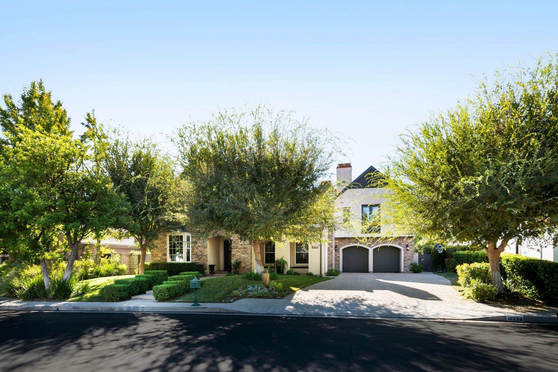Single Family Homes 为 销售 在 10233 Deerfield Lane 北岭市, 加利福尼亚州 91324 美国