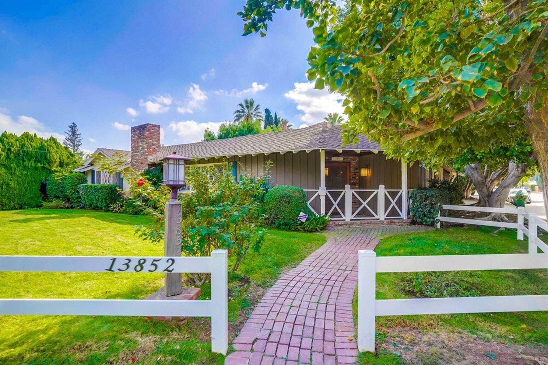 Single Family Homes 为 销售 在 13852 Erwin Street 凡城, 加利福尼亚州 91401 美国