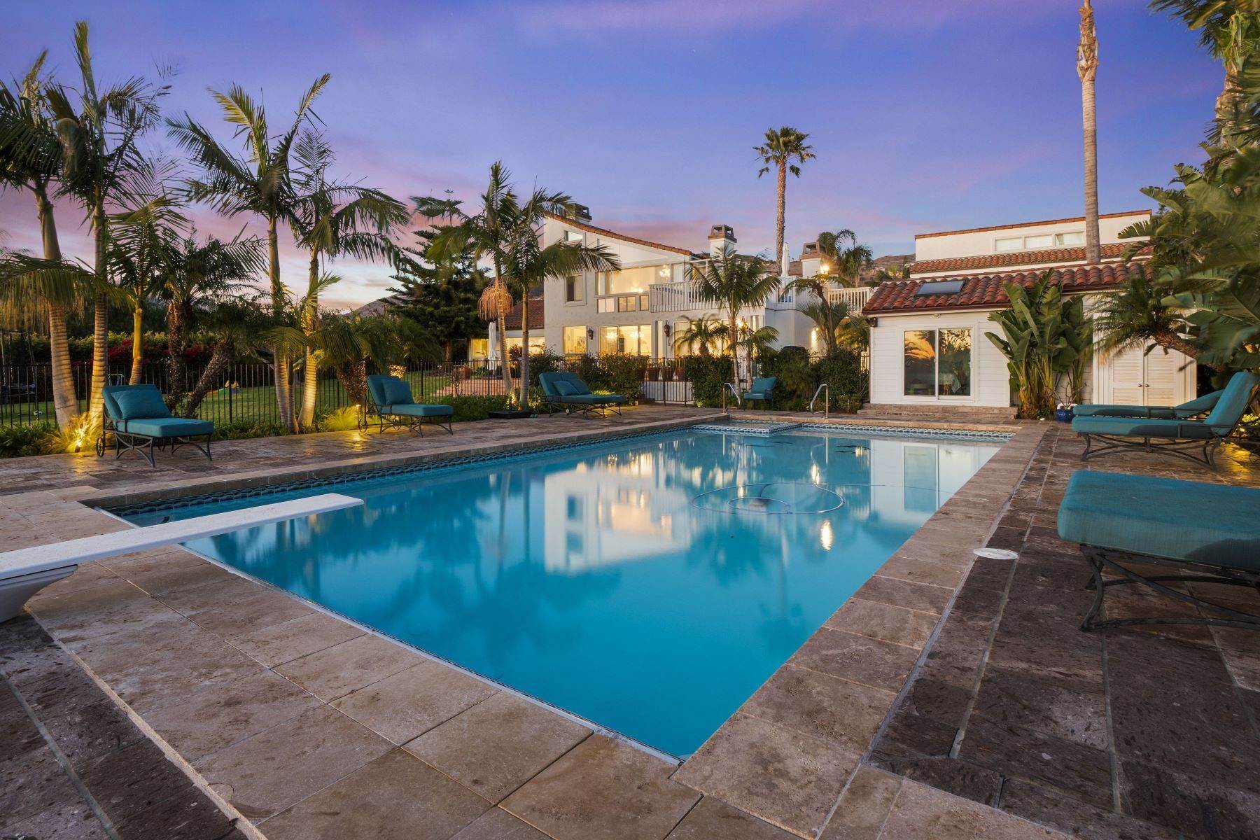 Single Family Homes 为 销售 在 Malibu Mediterranean Contemporary 30420 Morning View Drive 马里布, 加利福尼亚州 90265 美国