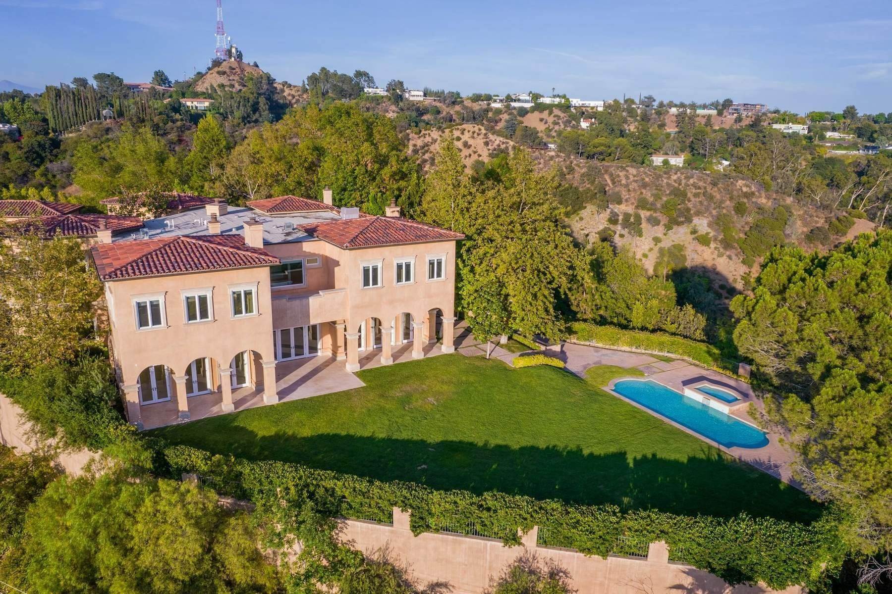 Single Family Homes 为 销售 在 Magnificent Beverly Hills Estate 2600 Bowmont Drive 比佛利山庄, 加利福尼亚州 90210 美国