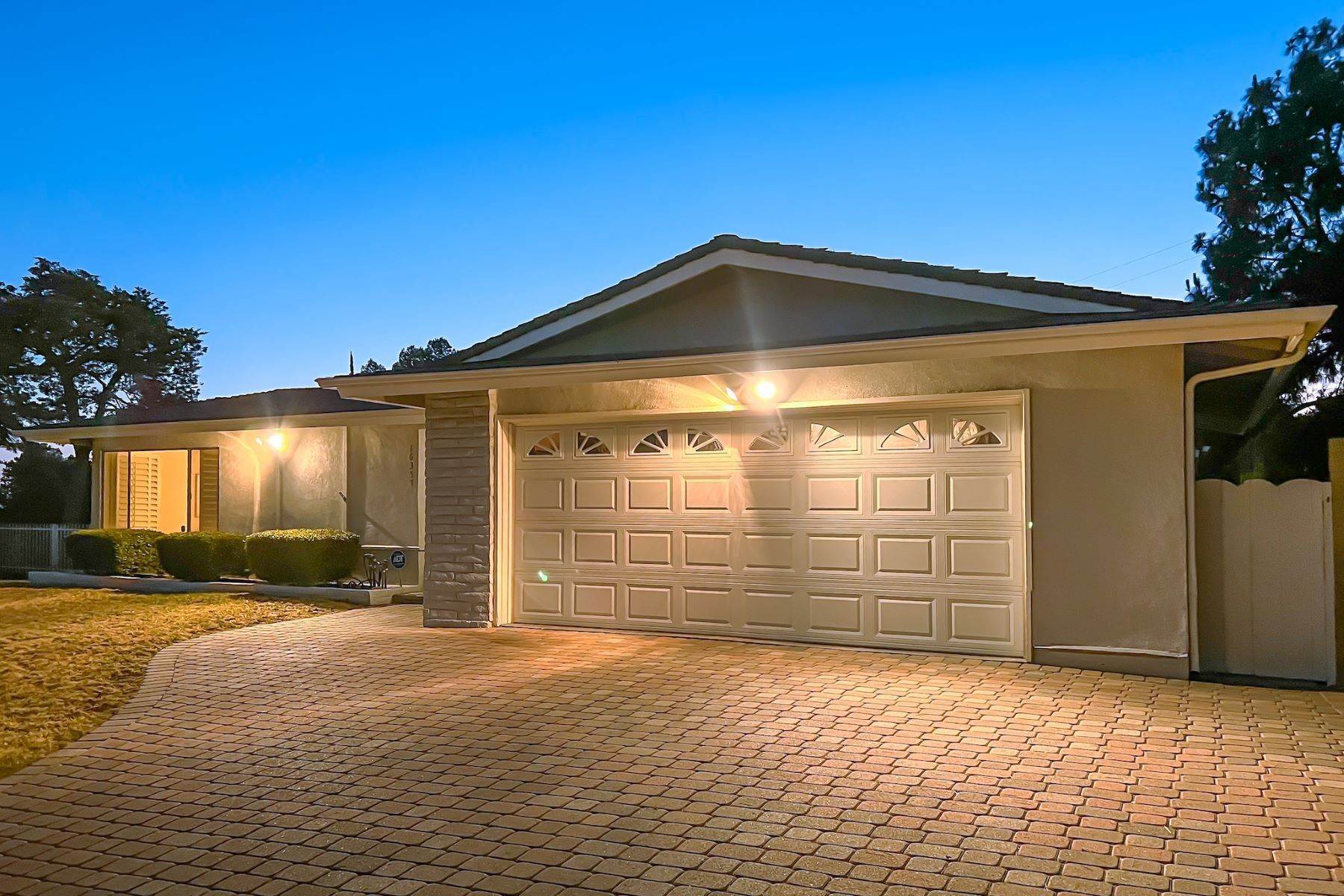 Single Family Homes 为 销售 在 16357 Shamhart Drive 格拉纳达山庄, 加利福尼亚州 91344 美国