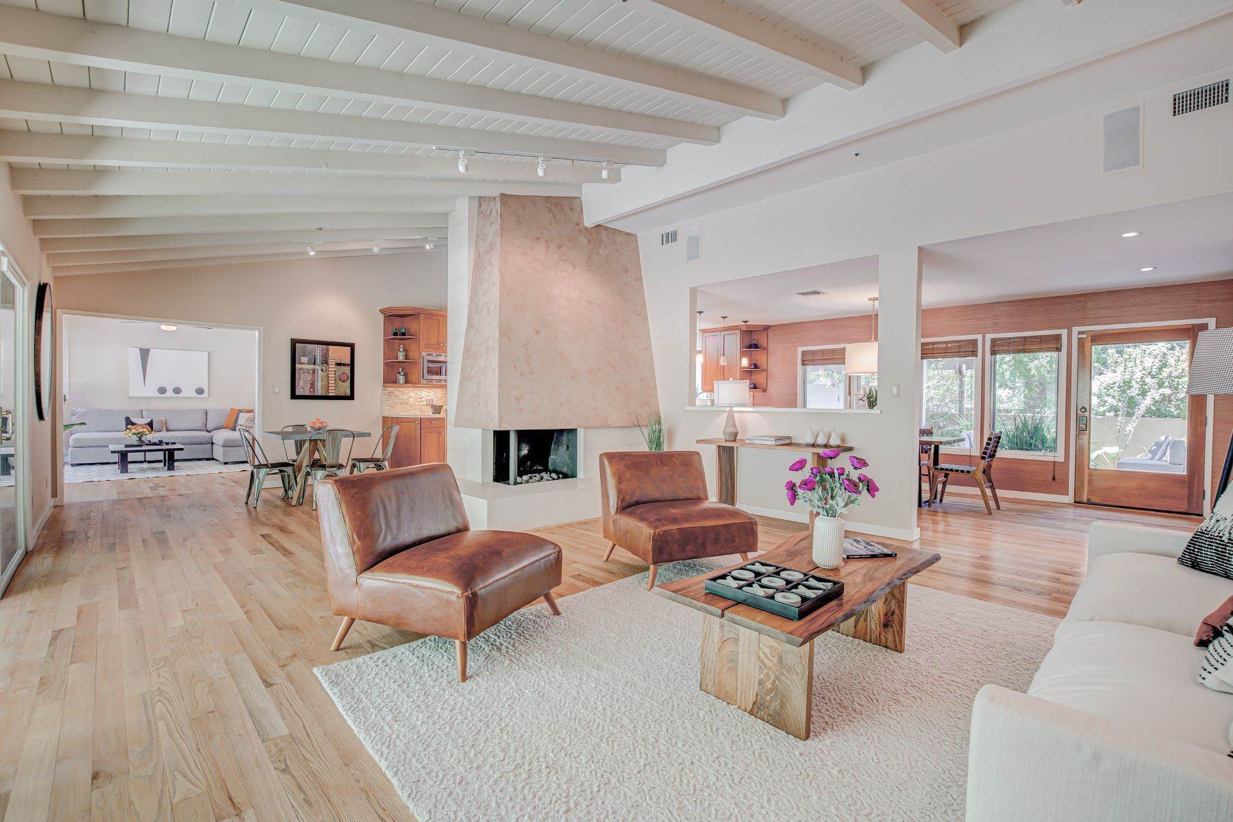 Single Family Homes 为 销售 在 3432 Glorietta Place Sherman Oaks, 加利福尼亚州 91423 美国