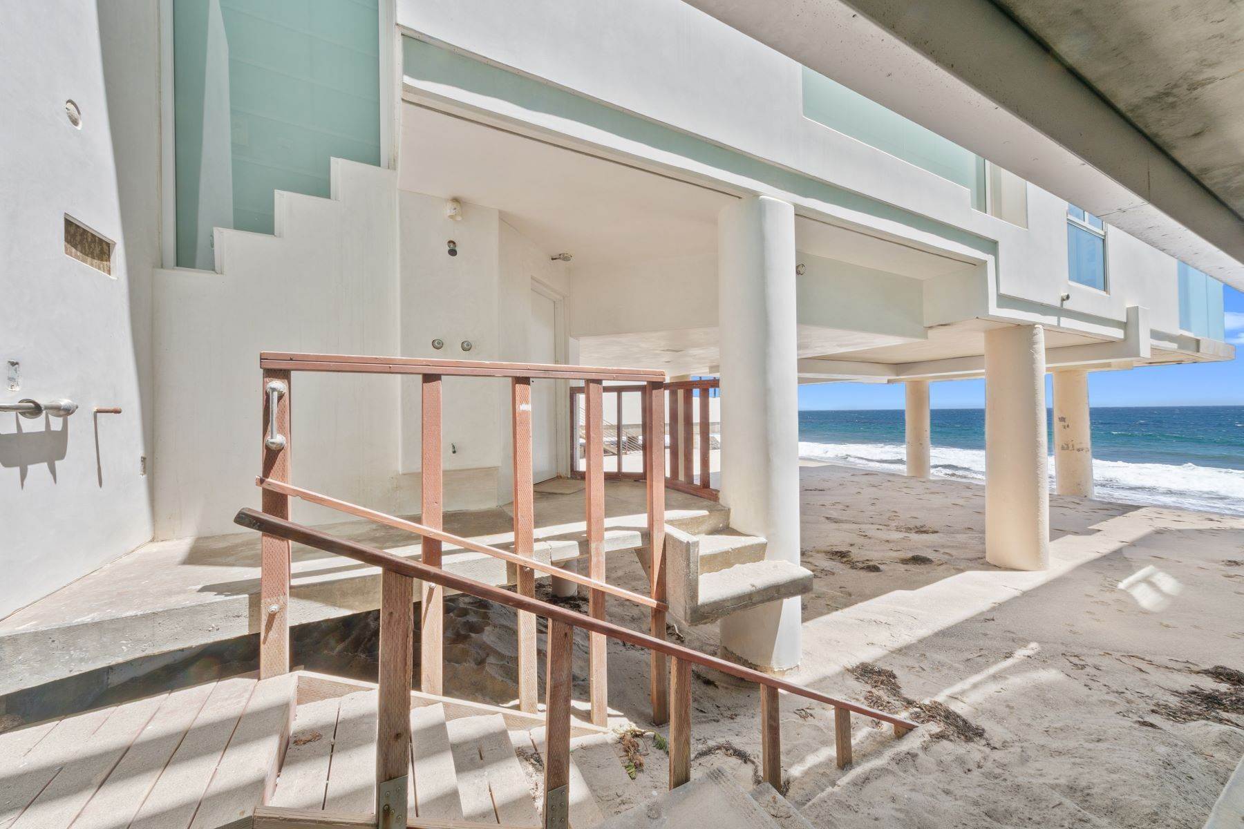 42. Single Family Homes for Sale at Malibu Beach Modern 31630 Sea Level Drive Malibu, California 90265 United States