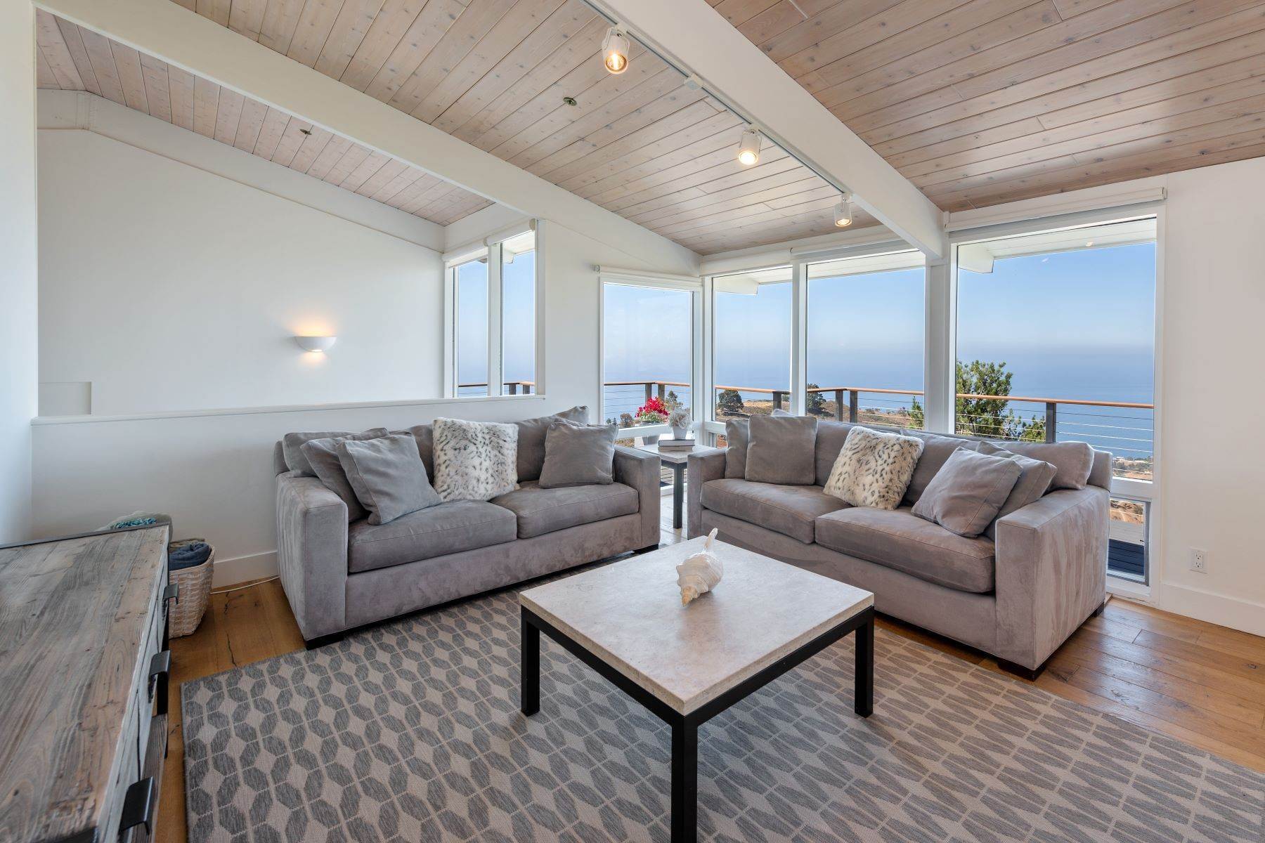 12. Single Family Homes for Sale at Stunning Ocean View Home 21825 Castlewood Drive Malibu, California 90265 United States