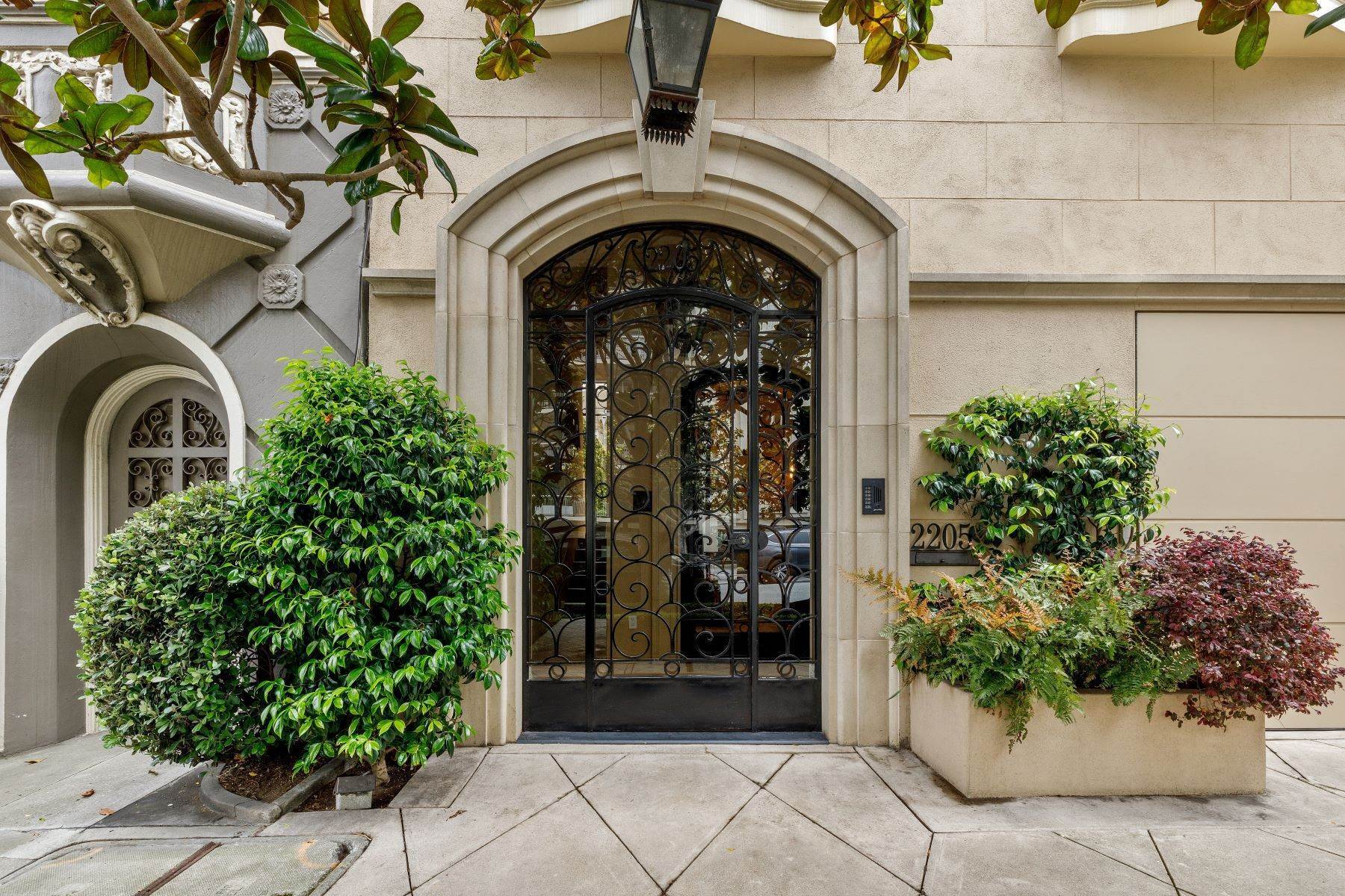 Condominiums for Sale at Luxurious Two-Level Pacific Heights Home 2205 Pacific Avenue San Francisco, California 94115 United States